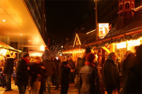 Một góc chợ Giáng sinh tấp nập người qua lại.